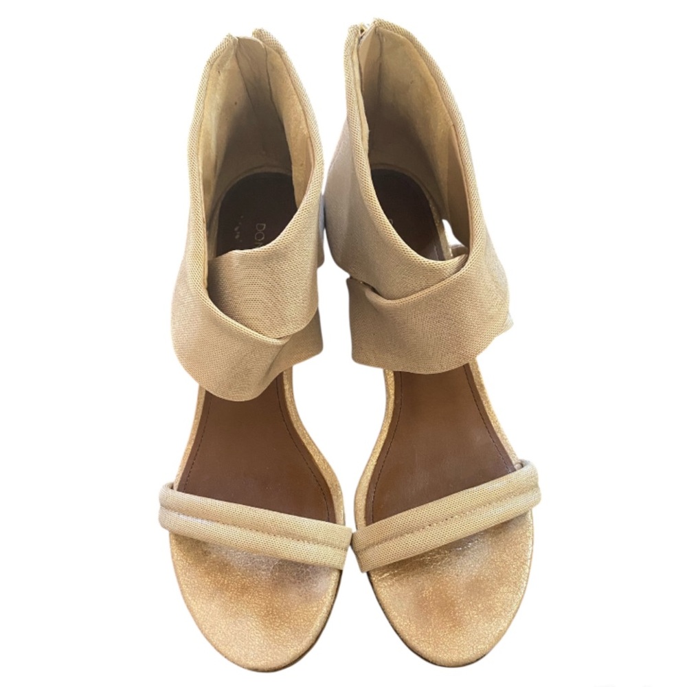 Donald Pliner Tilly Heels Size 8.5 M Tan Champagne Gold Shimmer Fabric Zip - Picture 3 of 9